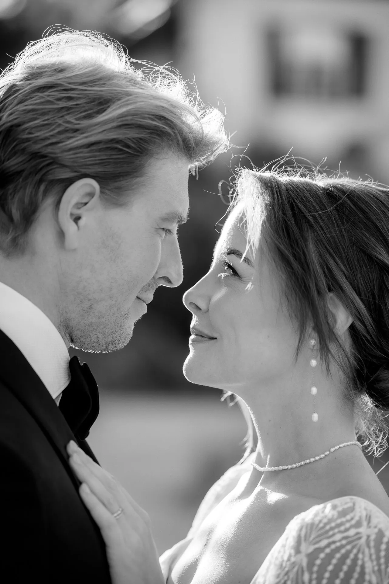 Romantisches Brautpaar blickt sich an bei Hochzeit auf Gut Sonnenhausen in Schwarz-Weiß