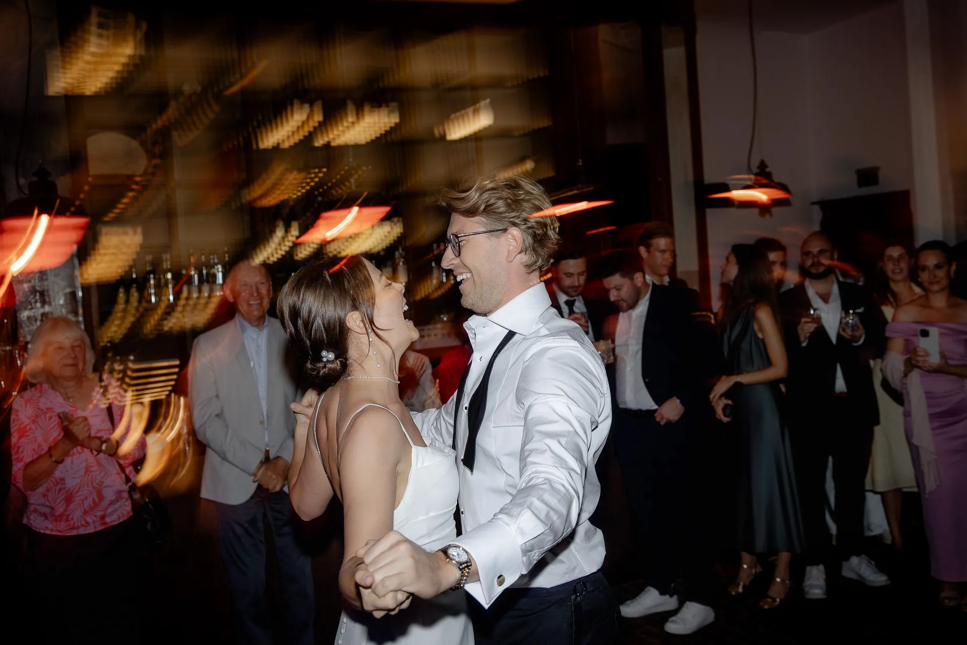 Brautpaar tanzt fröhlich bei Hochzeitsfeier auf Gut Sonnenhausen Landhochzeit