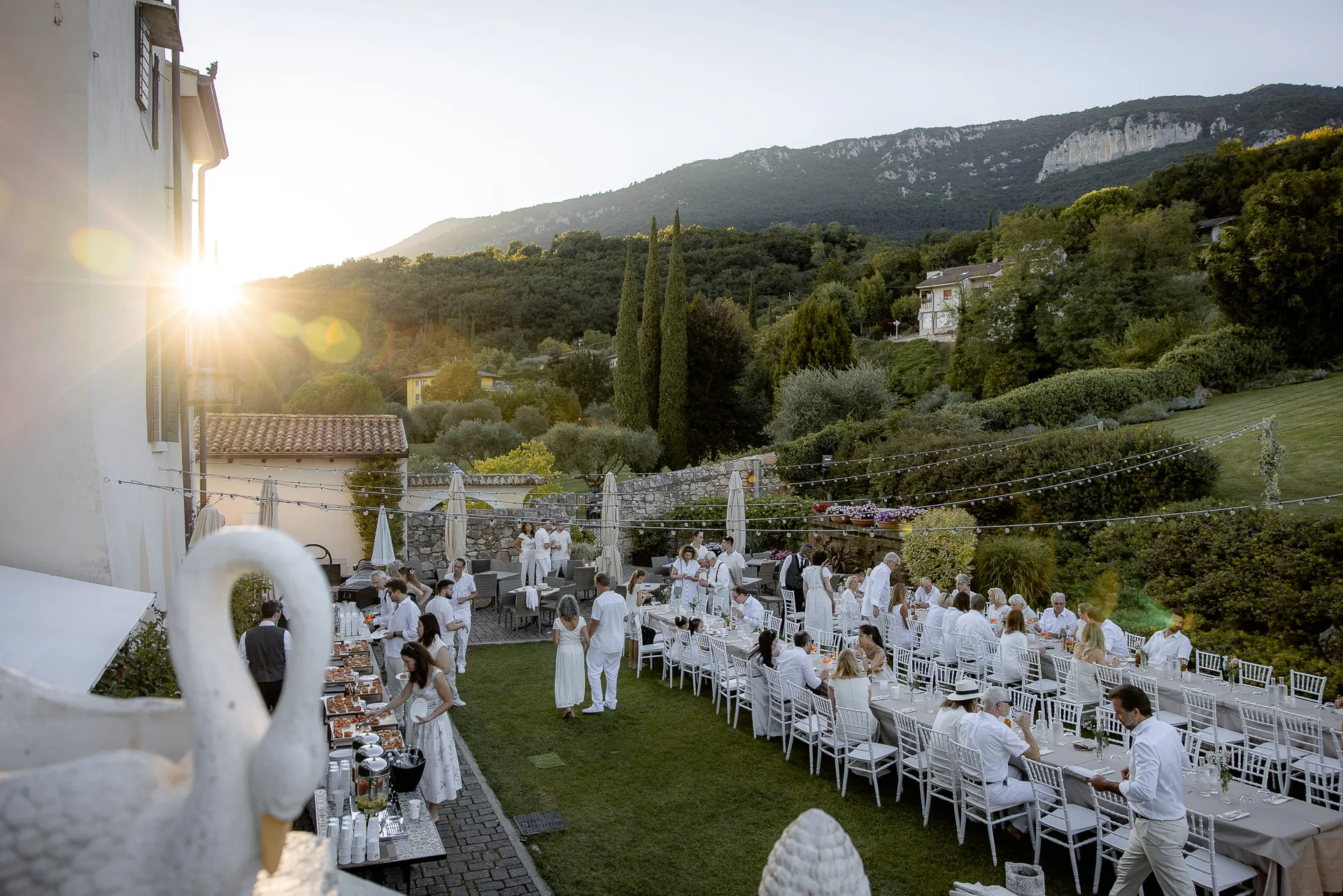 Elegante Hochzeitsfeier in Weiß mit Bergpanorama in der Villa Cariola