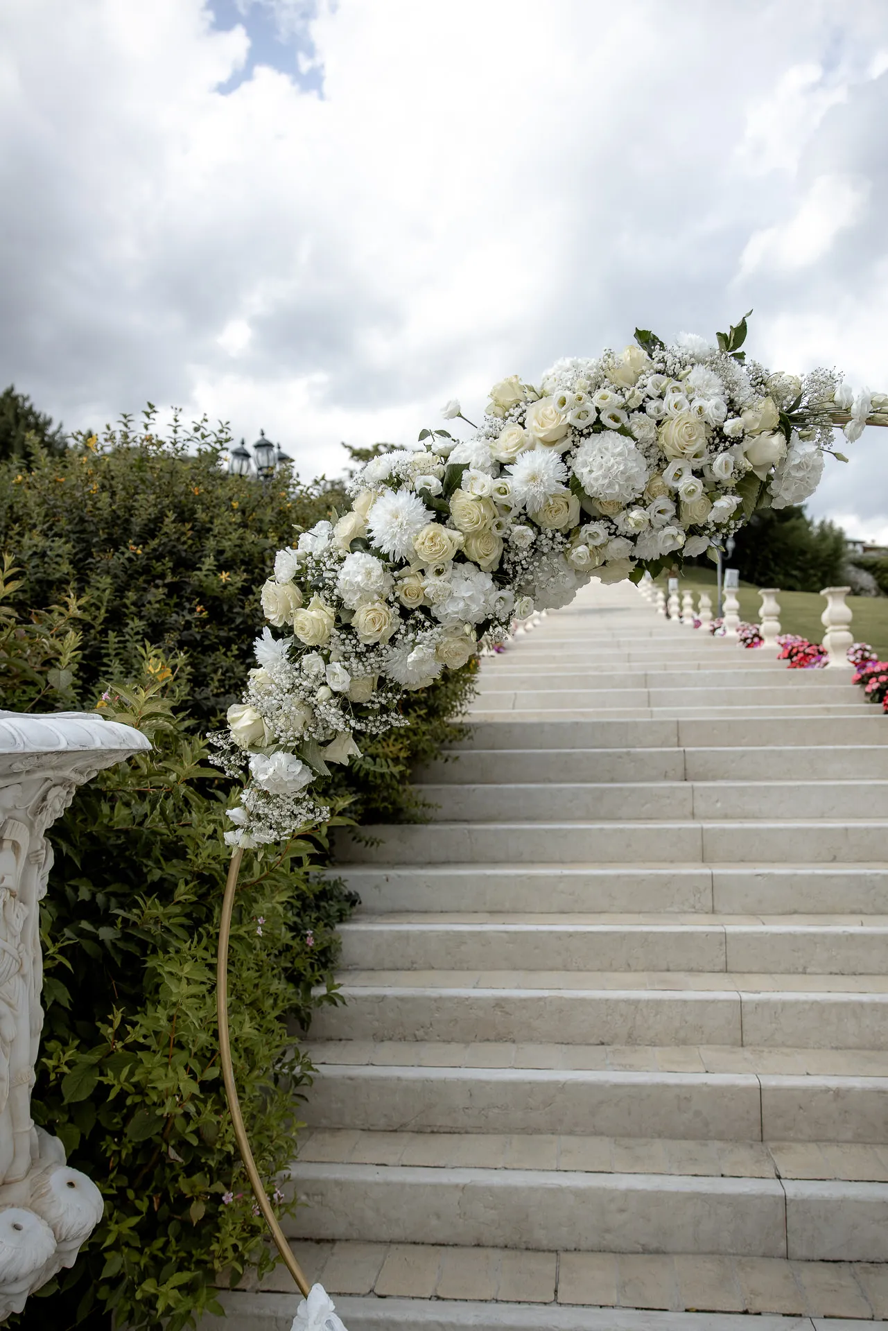Prächtige Blumendekoration mit weißen Rosen auf der Treppe der Villa Cariola