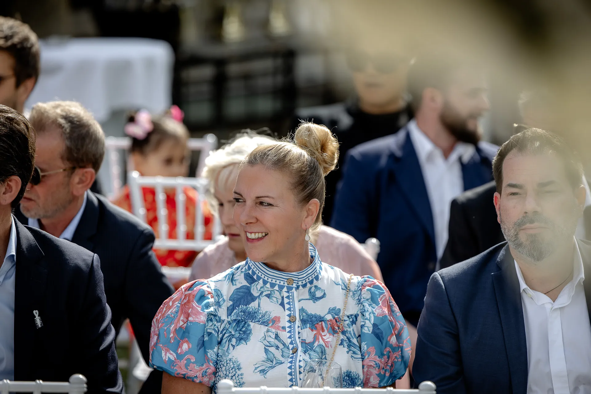 Fröhliche Hochzeitsgäste bei der Zeremonie in der Villa Cariola