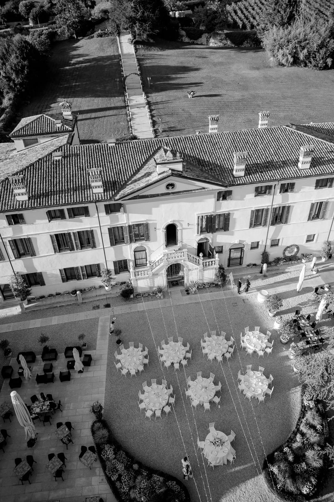 Spektakuläre Luftaufnahme der Villa Cariola mit Hochzeitsfeier und Weinbergen