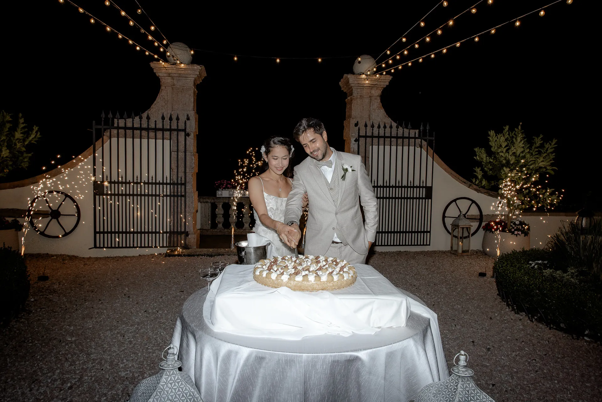 Braut und Bräutigam küssen sich bei der Hochzeit in der Villa Cariola